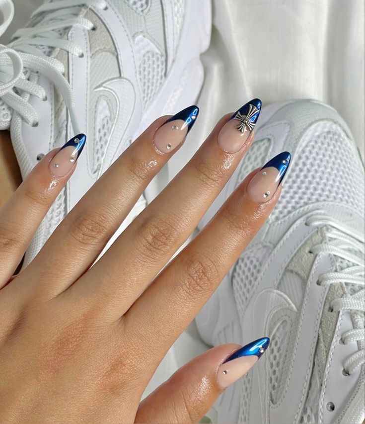 Mão branca com francesinha azul com pedrarias