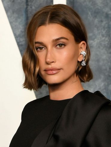 Hailey Bieber com corte de cabelo blunt bob
