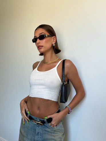 Hailey Bieber com cabelo castanho, liso e curto