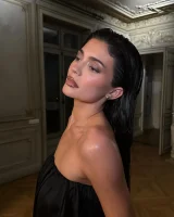 Kylie Jenner de perfil com maquiagem e lábios marrom