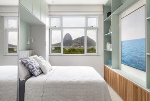 Quarto com vista para o Pão de Açúcar e quadro de imagem do mar