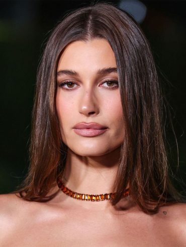 Hailey Bieber com maquiagem elegante em tons neutros
