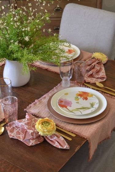 Para comemorar a data especial sugerimos algumas ideias de como criar uma mesa posta para encantar sua mãe e tornar esse dia ainda mais memorável.