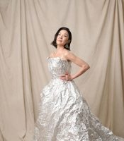 Michelle Yeoh no Met Gala, com vestido de alumínio e cabelo blunt bob