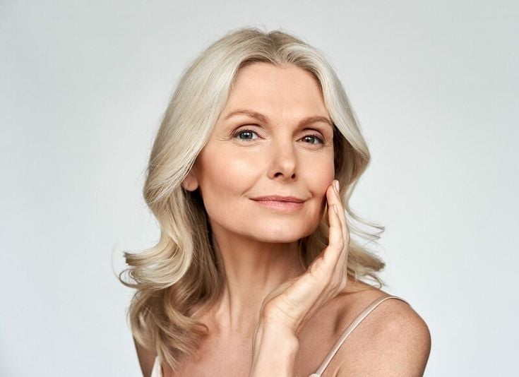 Mulher branca com velha com pele bonita e saudável