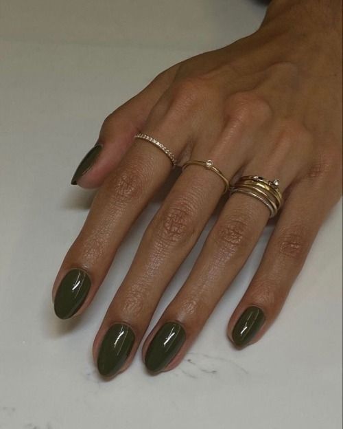 Mão branca com anéis e unha amendoada verde oliva