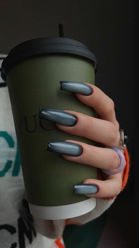 Mão branca apoiada no copo com unha bailarina estilo aura nail