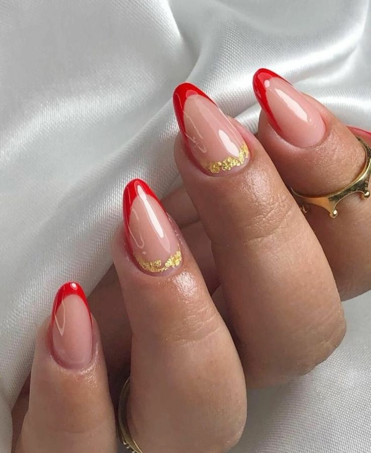 Mão branca curvada com unha francesinha vermelha e francesinha invertida dourada