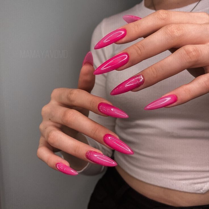 Mãos brancas com unha de gel rosa stiletto