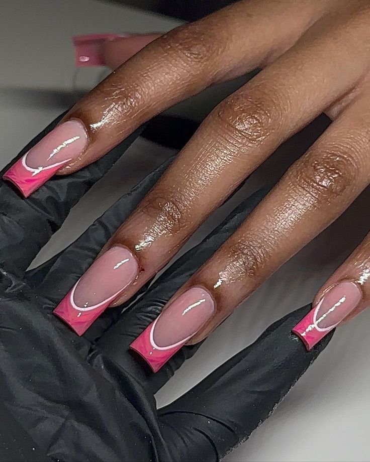 Mão negra com unha francesinha dupla rosa e branca