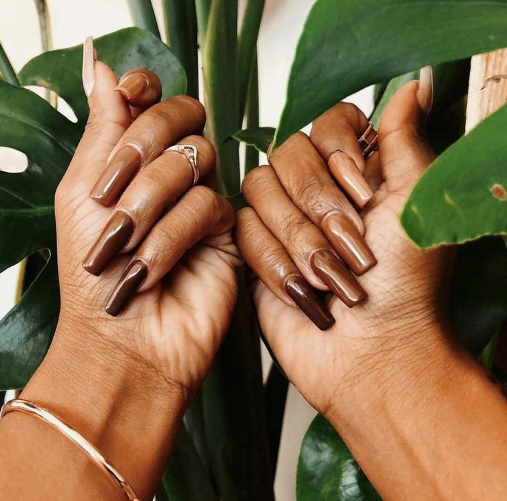 Mãos negras fechadas com unha quadrada marrom degradê