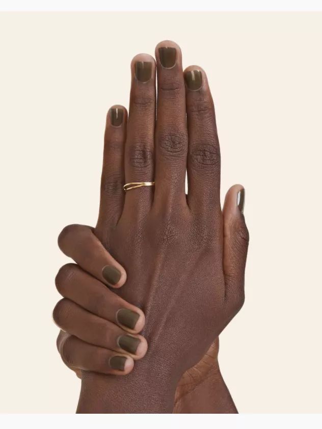 Mão negra com anel e unha nude