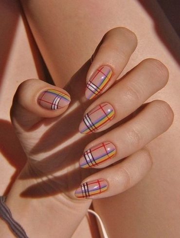 Mão branca curvada com unhas para festa junina xadrez