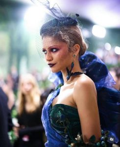 Zendaya batom escuro e maquiagem marcante no Met Gala 2024