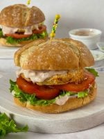 Hambúrguer de frango com tomate e alface