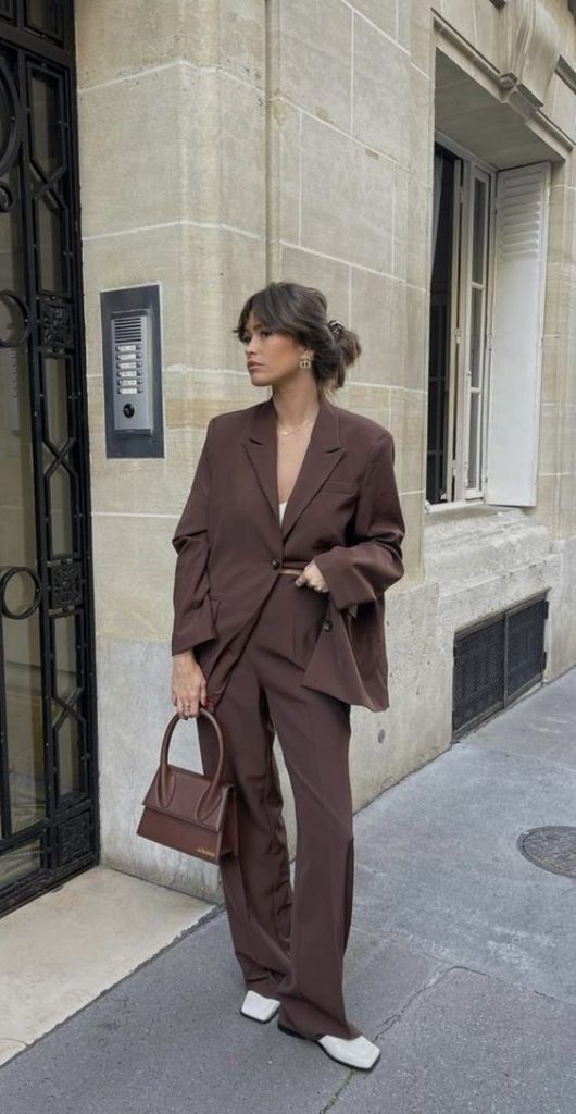 Mulher usando blazer e calça marrom