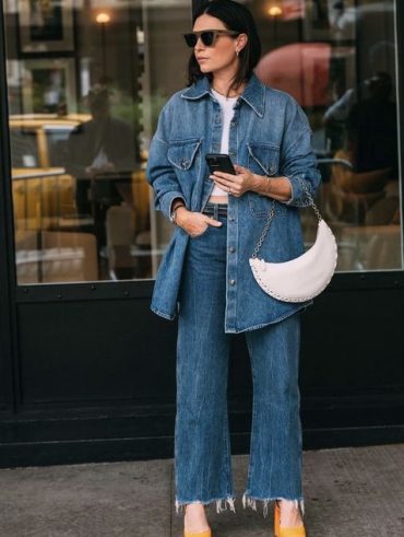 Mulher usando camisa jeans e cropped branco com calça jeans