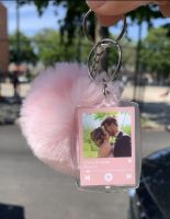 Chaveiro rosa com pompom e foto de casal