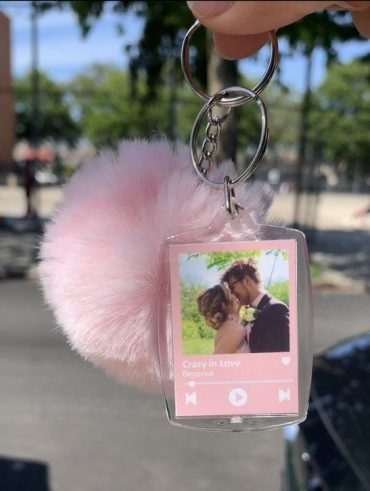 Chaveiro rosa com pompom e foto de casal