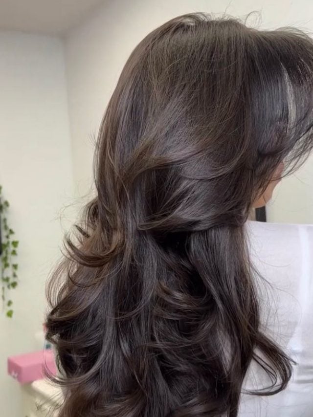 Mulher de costas com cabelo butterfly cut longo