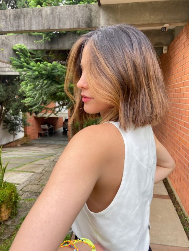 Mulher branca com cabelo curto, liso e iluminado