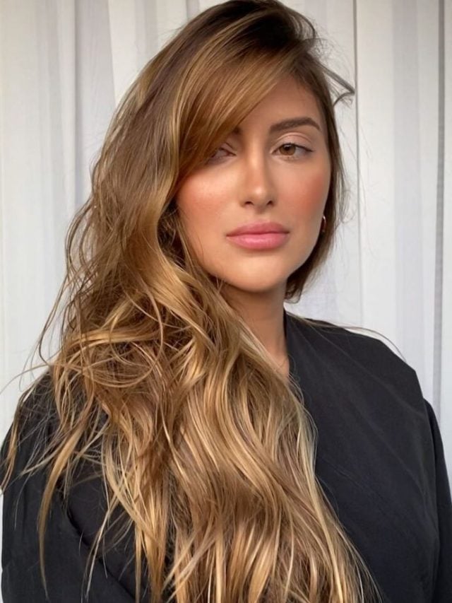 Mulher branca com cabelo liso e castanho iluminado com loiro mel