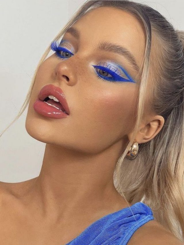 Mulher branca com maquiagem azul
