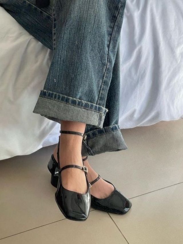 Sapato boneca ou Mary Jane preto, com calça jeans