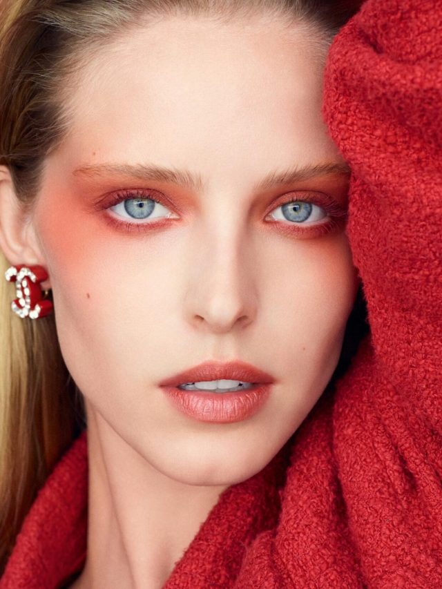 Mulher branca com maquiagem vermelho cereja