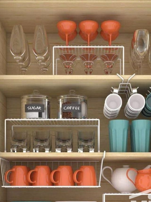 Organizadores para louças, pratos e xícaras no armário da cozinha