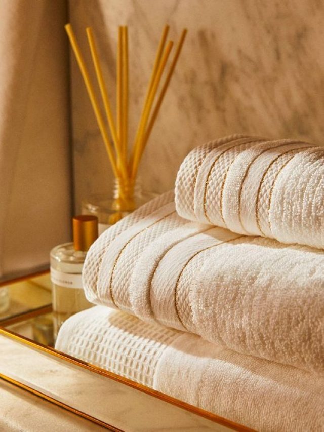 Use toalhas na decoração para ter um banheiro charmoso