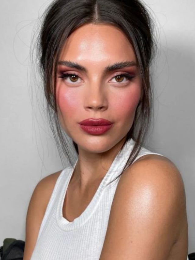 Mulher de pele clara e cabelo escuro liso usando maquiagem rosada