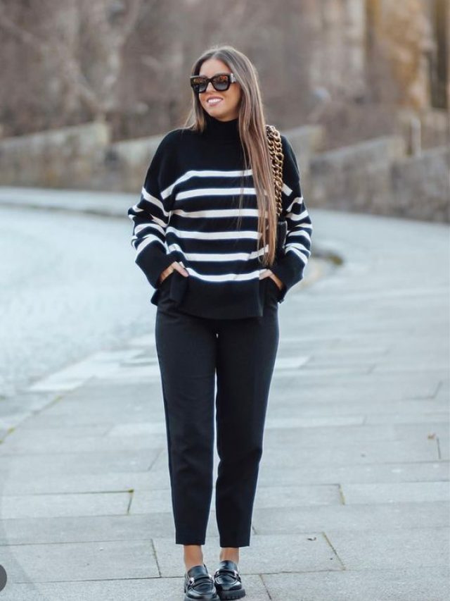 Mulher usando suéter de listras e calça preta com mocassim
