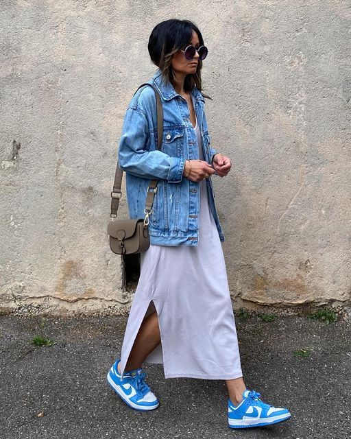 Mulher usando jaqueta jeans e vestido