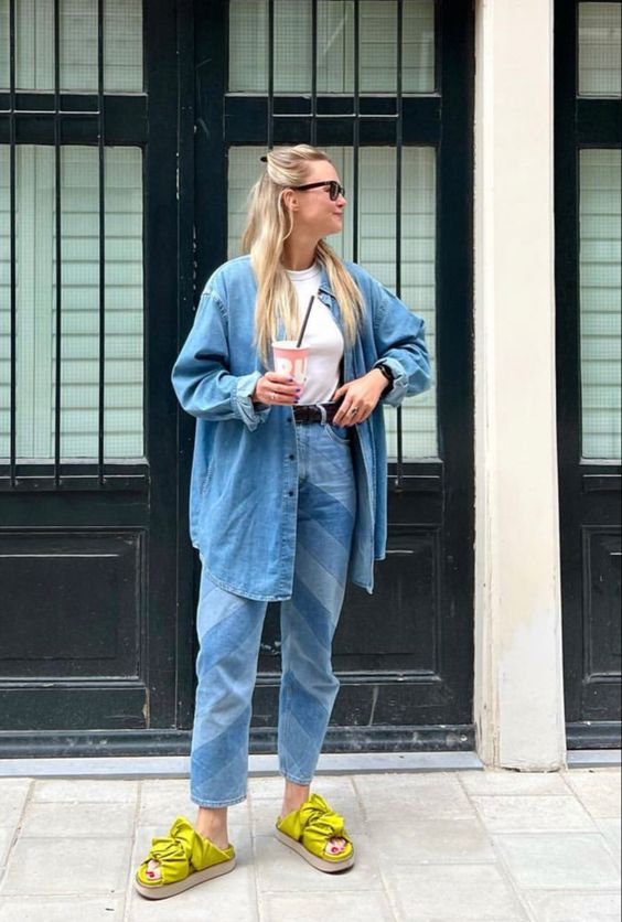 Mulher de cabelos loiros usando camisa jeans e calça jeans