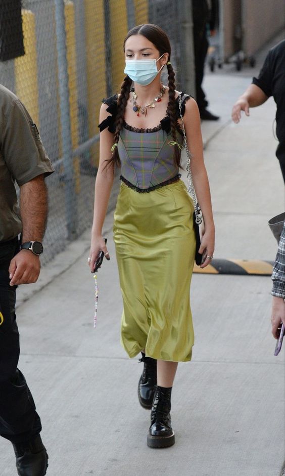 Olivia Rodrigo usando coturno preto
