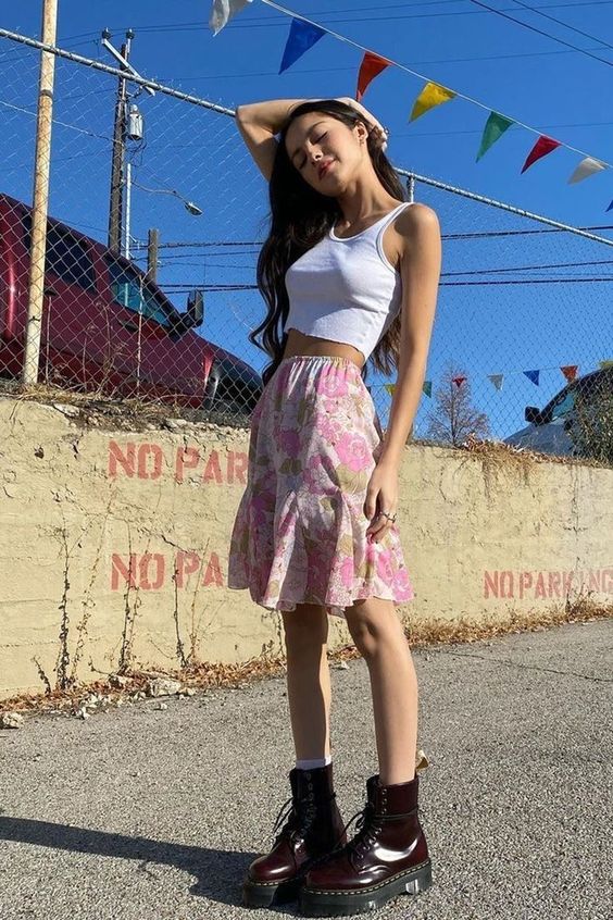 Olivia Rodrigo usando coturno preto