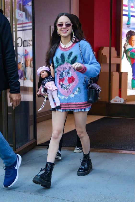 Olivia Rodrigo usando coturno preto