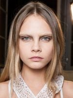 Cara Delevigne com sobrancelhas descoloridas