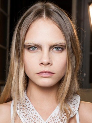 Cara Delevigne com sobrancelhas descoloridas