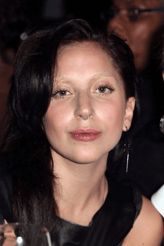 Lady Gaga com sobrancelhas descoloridas 