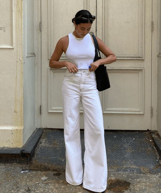 Mulher usando cropped e calça wide leg
