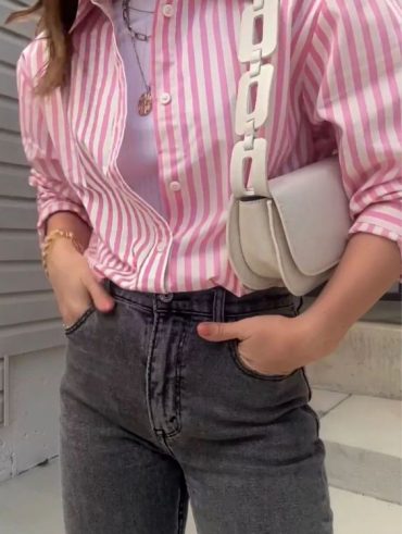 Look com camisa rosa e calça jeans