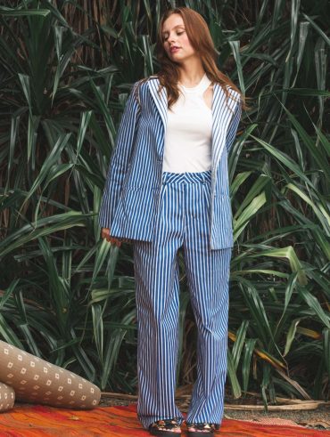 Looks com alfaiataria listrada em azul