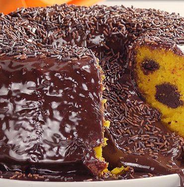 Bolo de cenoura recheado com chocolate é perfeito para TPM
