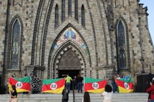 Abraço simbólico na Catedral em Canela