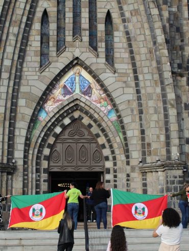 Abraço simbólico na Catedral em Canela