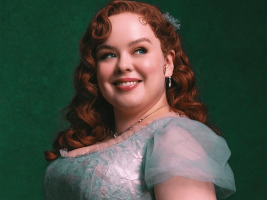 Penelope Featherington com cabelo cacheado ruivo e vestido verde