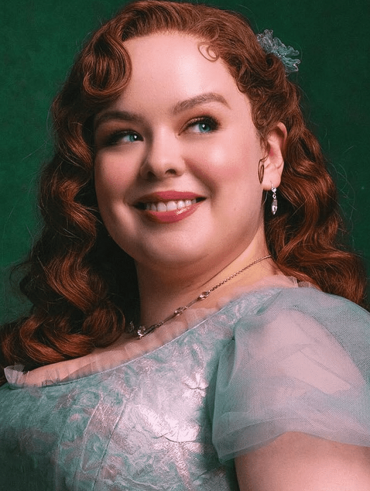 Penelope Featherington com cabelo cacheado ruivo e vestido verde