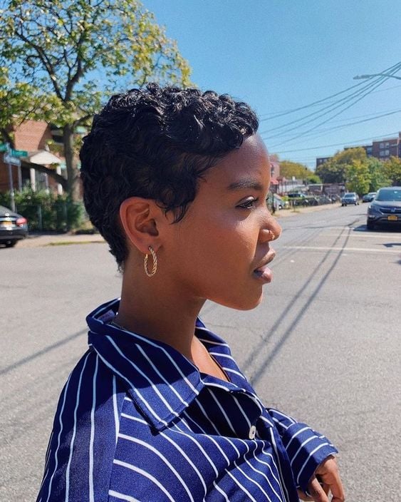 Mulher negra com cabelo cacheado e pixie